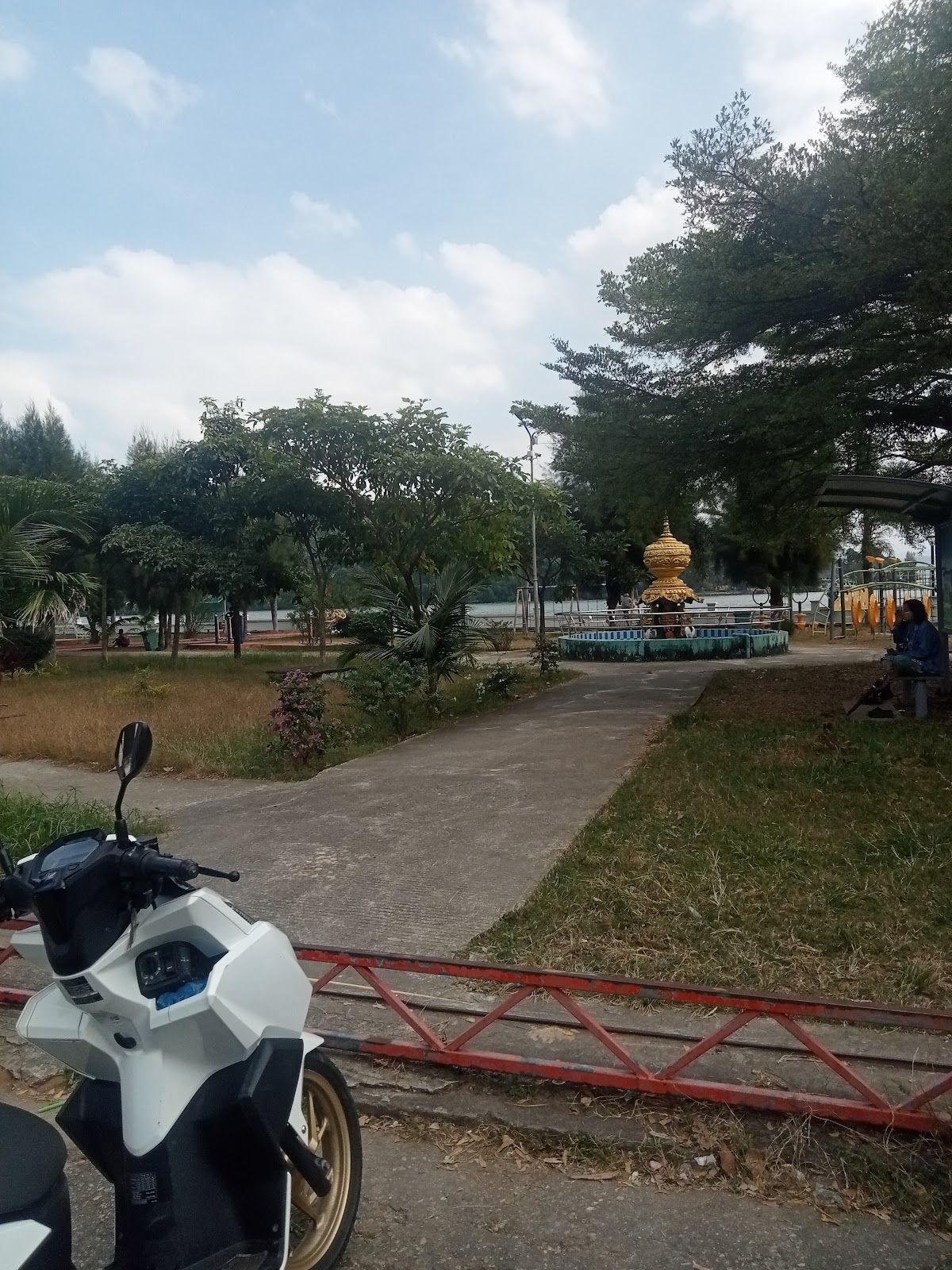 မုန့်စျေးတန်း ငွေပင်လယ်ကတ်ကြေးကိုက်ဆိုင်