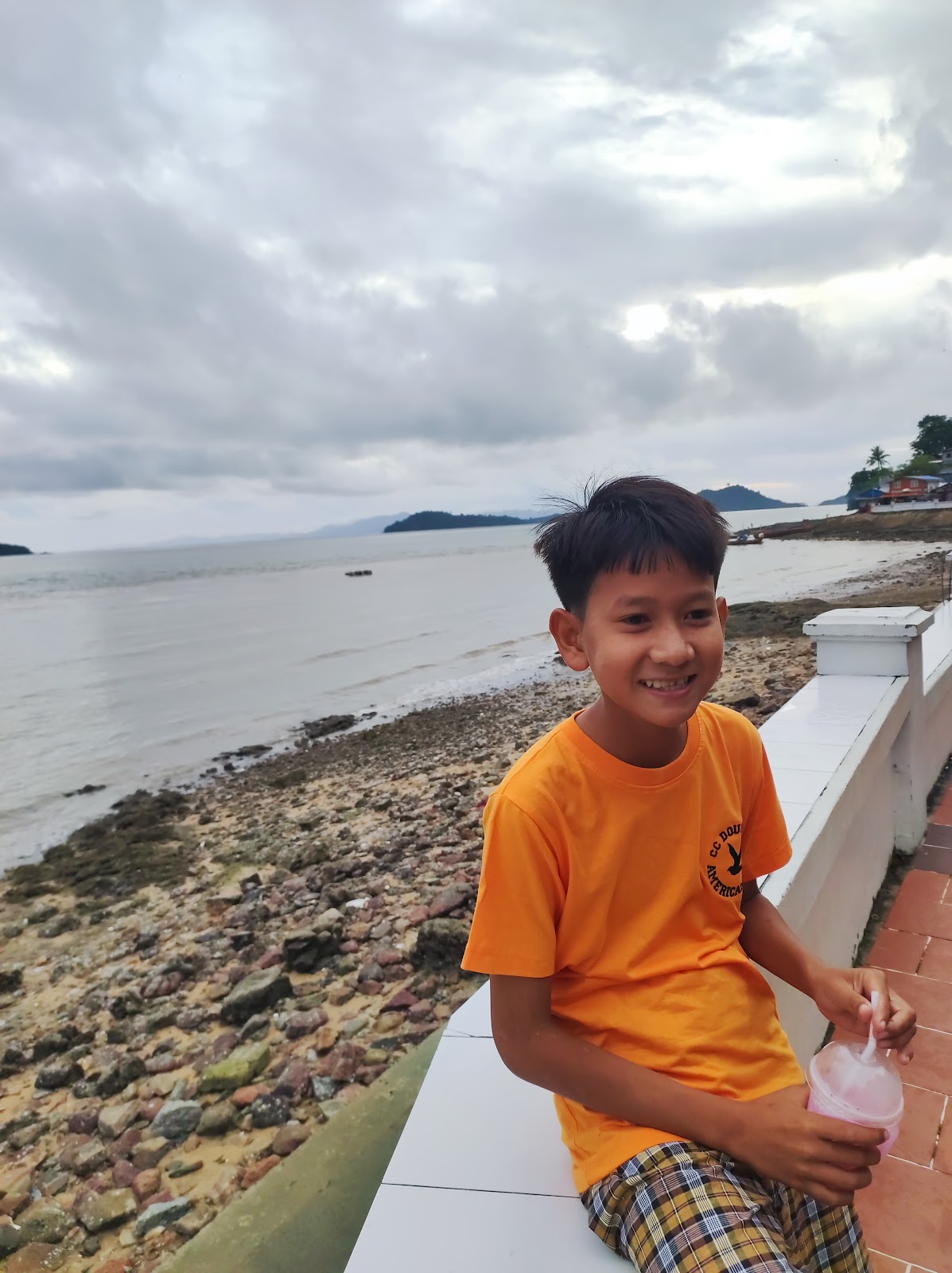 မုန့်စျေးတန်း ငွေပင်လယ်ကတ်ကြေးကိုက်ဆိုင်