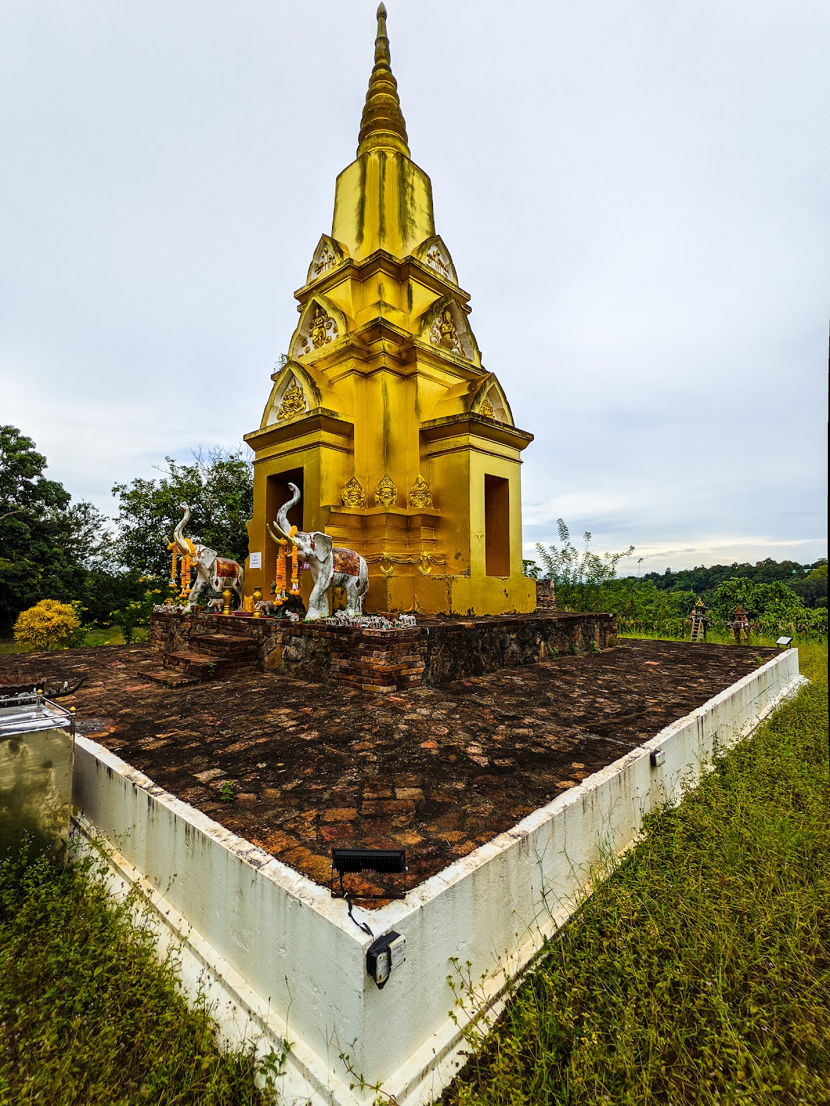 Wat Khao Phra Anon, Сураттхани