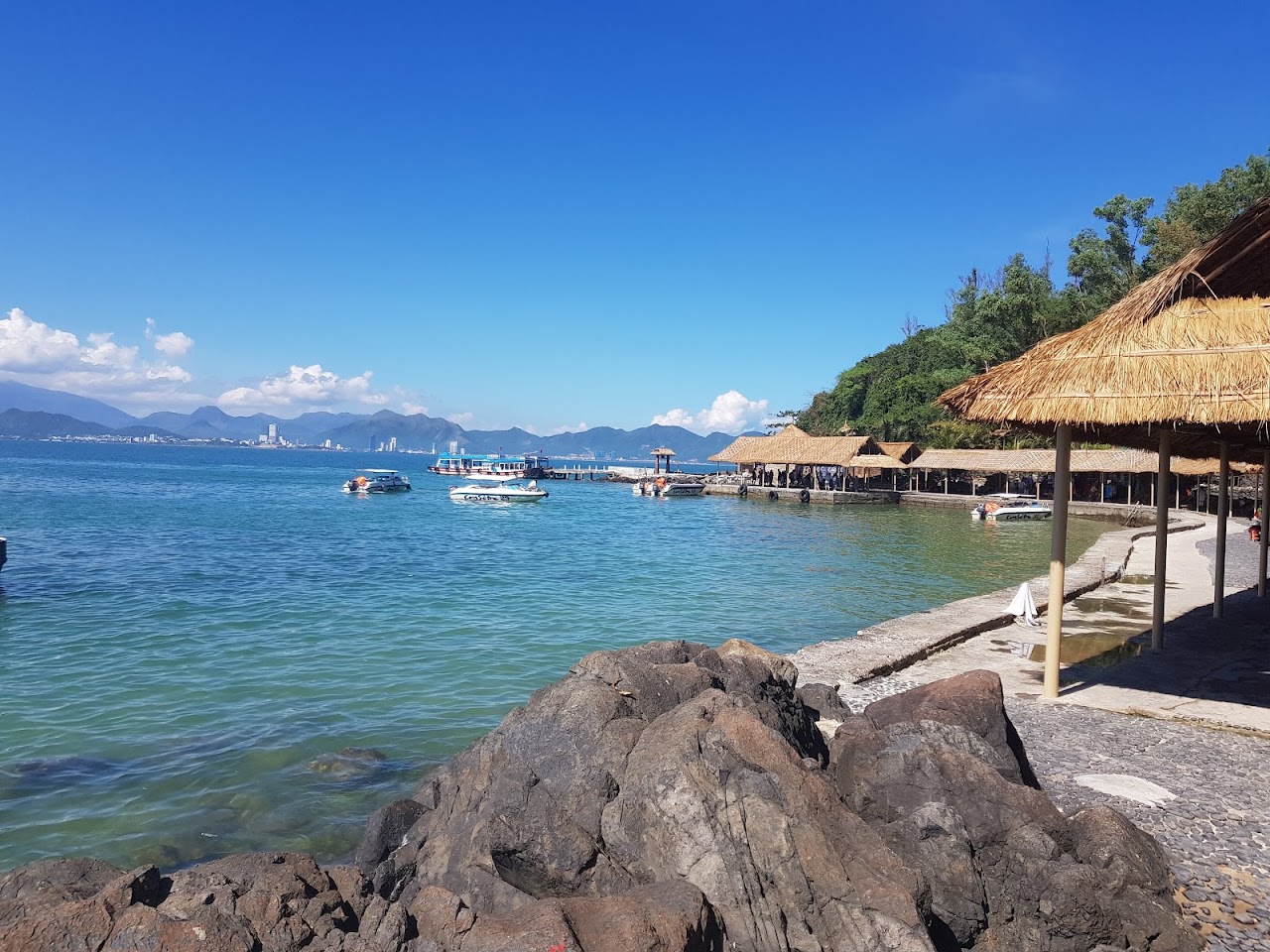 Con Sẻ Tre Tourist Village