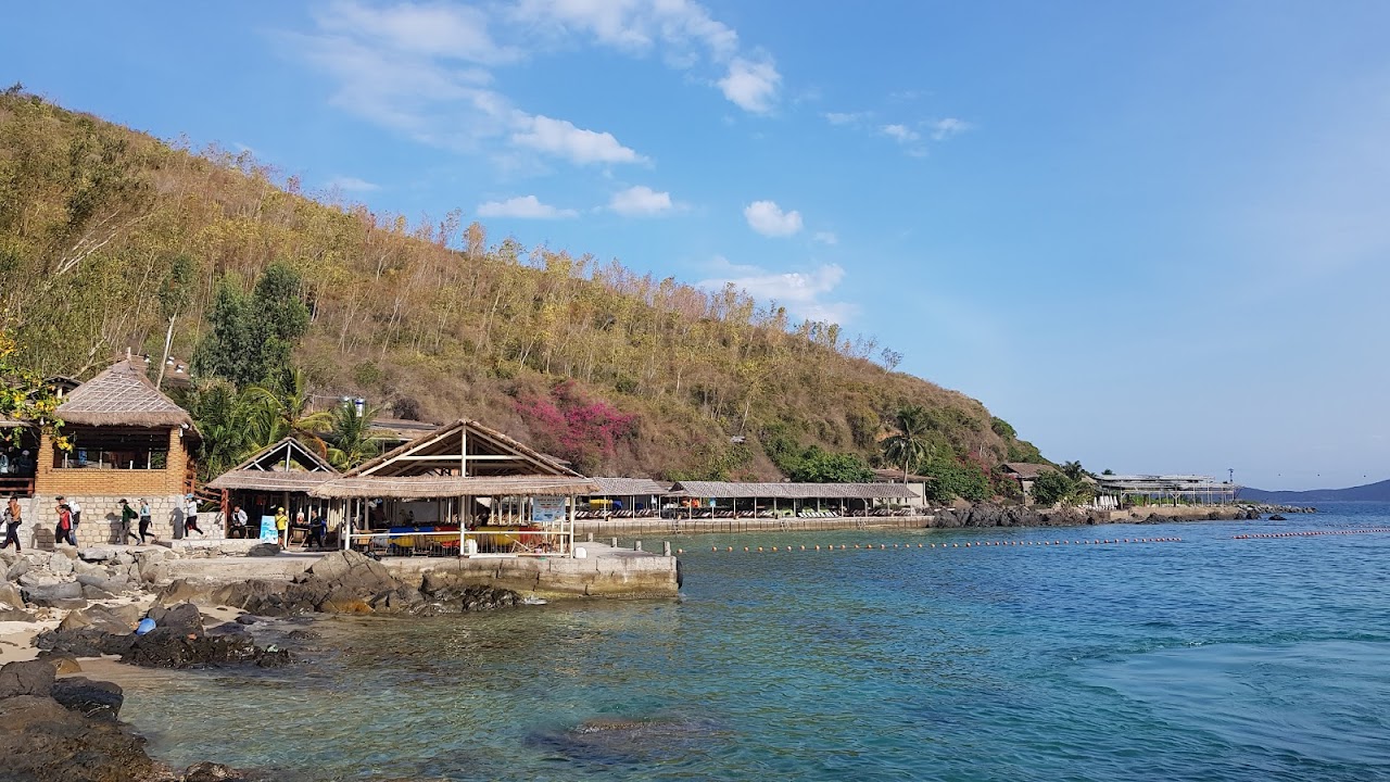 Con Sẻ Tre Tourist Village